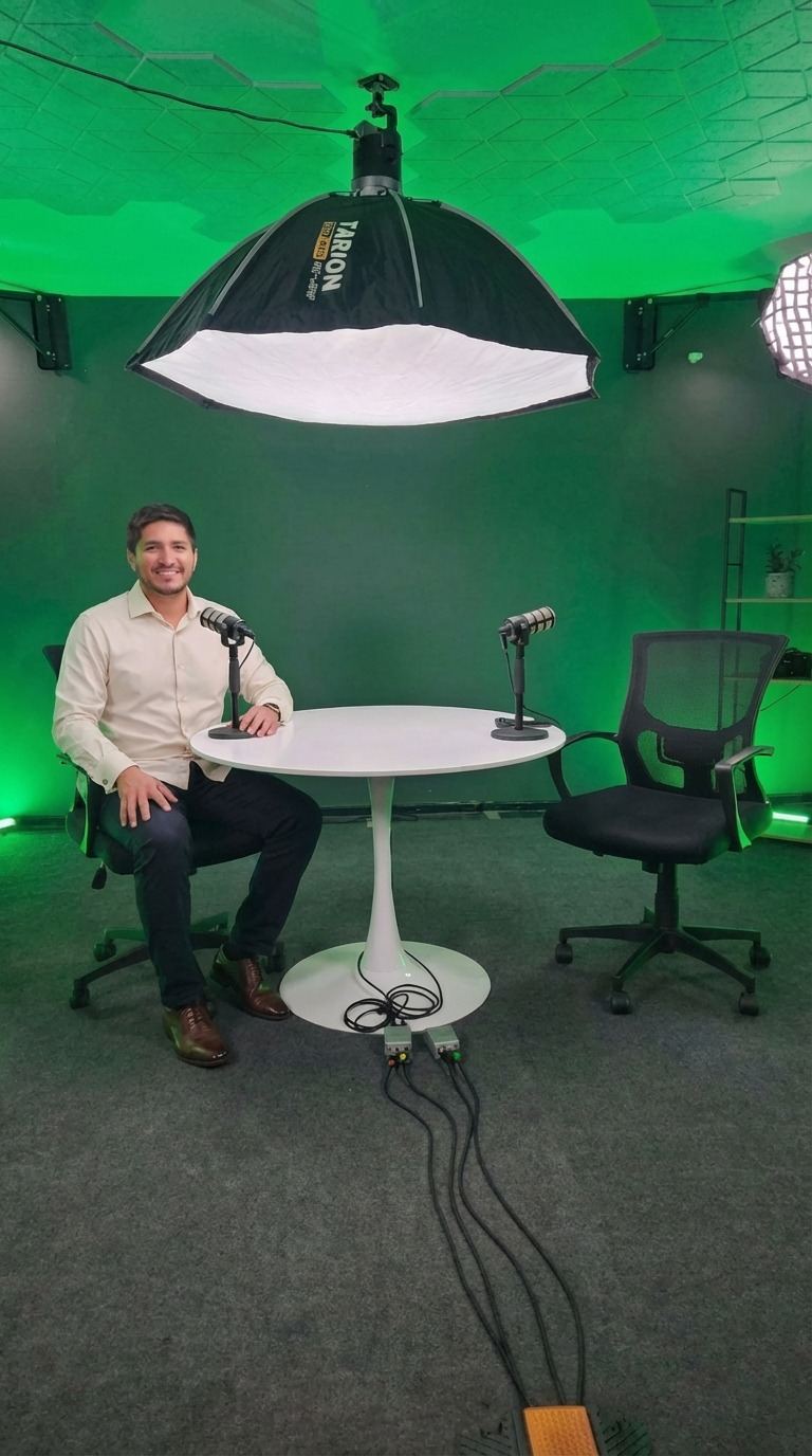 Diego Arias en el estudio de podcast